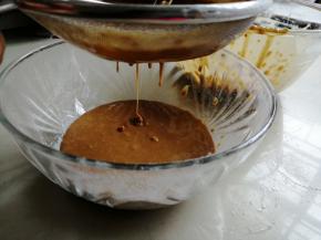 拌好的蛋糕糊用筛网过筛一次，这样更细腻，筛网可以用豆浆机的过滤网