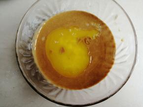 将黄油倒入蛋糕糊里，并拌均匀