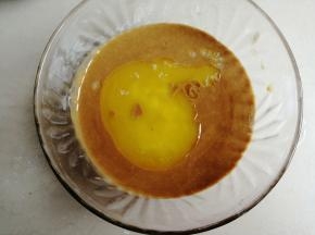 将黄油倒入蛋糕糊里，并拌均匀