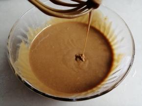 拌好的蛋糕糊很细腻，能顺着蛋抽慢慢流淌下来