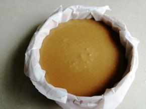 将蛋糕糊倒入竹蒸笼里，盖上盖子，静置20-30分钟