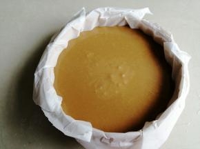 将蛋糕糊倒入竹蒸笼里，盖上盖子，静置20-30分钟