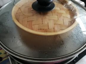 锅里的水烧开后，放上蒸笼，大火蒸30分钟，蒸好后可立即开盖。切记切记，蒸锅里的水一定要加足，不要中途加水，影响发糕的膨胀