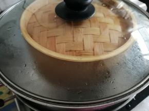 锅里的水烧开后，放上蒸笼，大火蒸30分钟，蒸好后可立即开盖。切记切记，蒸锅里的水一定要加足，不要中途加水，影响发糕的膨胀