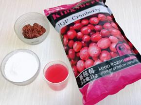 准备好所有食材，最终我用了150ml左右的蔓越莓汁。(果汁的量可以根据实际情况调整）