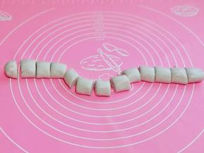 再将面团切割成等份的小面团，大小可以根据自己喜欢来。