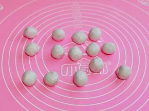 将每个小面团揉圆。