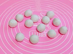 依次完成，撒上少许干粉，避免粘连。