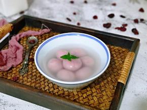 盛出煮熟的汤圆，点缀了一个薄荷叶～