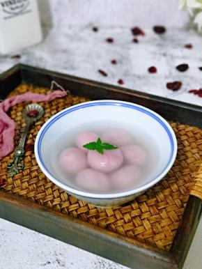 一股香甜顿时由舌尖慢慢地润化开来，嚼上一口，那种纯天然的黏稠和的口感便会长时间的留于唇齿之间