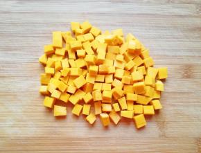 南瓜去皮去瓤洗干净切成小丁。