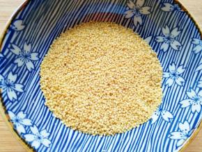 准备好小米淘洗干净备用。