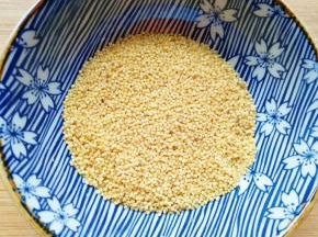 准备好小米淘洗干净备用。