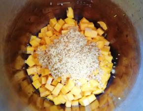 将南瓜和小米一起放入豆浆机。