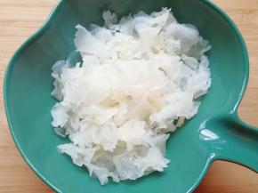 银耳提前泡发，洗干净撕碎。