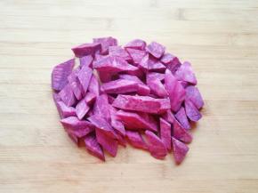 紫薯去皮洗干净切成小块。