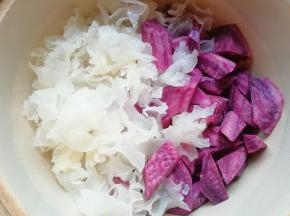 将准备好的银耳和紫薯一起放进砂锅里。