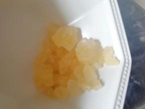 加入黄冰糖，小火熬至汤汁浓稠(大概需要半个小时左右)。