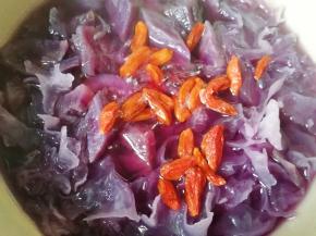 放入洗干净的枸杞。