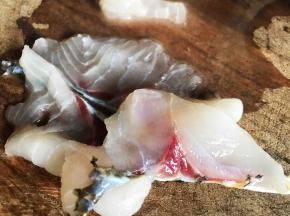 草鱼清理干净后取下鱼肉，切成薄片