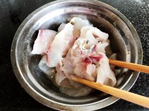 加入淀粉、料酒、蛋清搅拌均匀，腌制10分钟