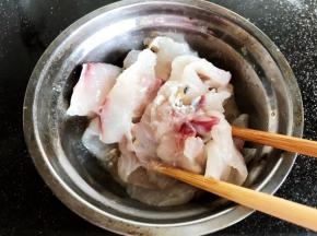 加入淀粉、料酒、蛋清搅拌均匀，腌制10分钟