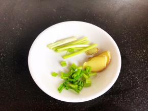 备好葱段、葱花、姜片