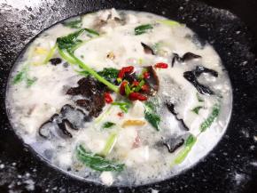 大火煮沸后，加入胡椒粉、味精拌匀，关火后加入枸杞和葱花，拌匀即可