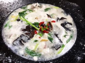 大火煮沸后，加入胡椒粉、味精拌匀，关火后加入枸杞和葱花，拌匀即可
