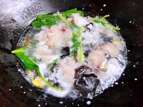 把腌制好的鱼肉片，抖散慢慢下锅