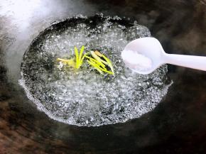 起锅烧适量开水，加入葱段、姜片、盐