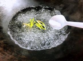 起锅烧适量开水，加入葱段、姜片、盐