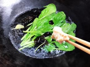 加入青菜、木耳、猪油拌匀煮沸