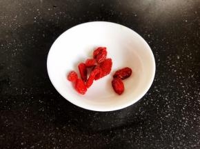 枸杞洗净备用