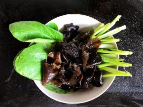 青菜和木耳摘洗干净，沥水备用