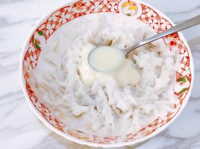 蒸熟的山药趁热压成泥，加入1大勺炼奶拌匀