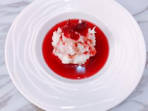 把山药泥堆放在盘子里，淋上蔓越莓果酱汁即可