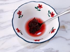 取一勺果酱加入蔓越莓果汁化开