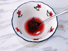 取一勺果酱加入少许果汁化开后倒入杯里