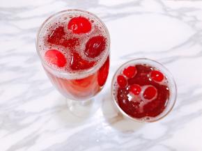 表面点缀上蔓越莓鲜果即可