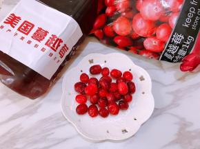 准备好蔓越莓果汁和鲜果