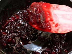 熬至水份收的差不多变浓稠就可以了，凉透的果酱会再浓稠一些