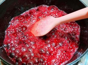 加热的过程中蔓越莓会爆开，等滚大泡的时候转小火，并用铲子把果子压碎一些