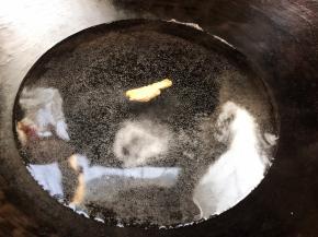 起锅烧适量清水，加盐和姜片煮沸