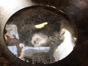 起锅烧适量清水，加盐和姜片煮沸