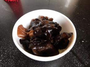 水发木耳摘洗干净，沥水备用