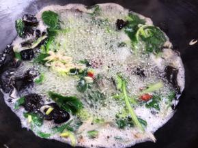 加入葱花、枸杞拌匀后关火