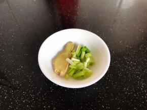 备好葱花和姜片