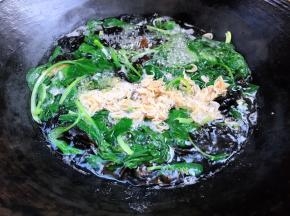 加入虾皮煮沸