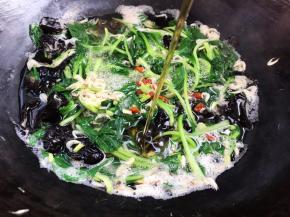 淋入香油，拌匀即可出锅